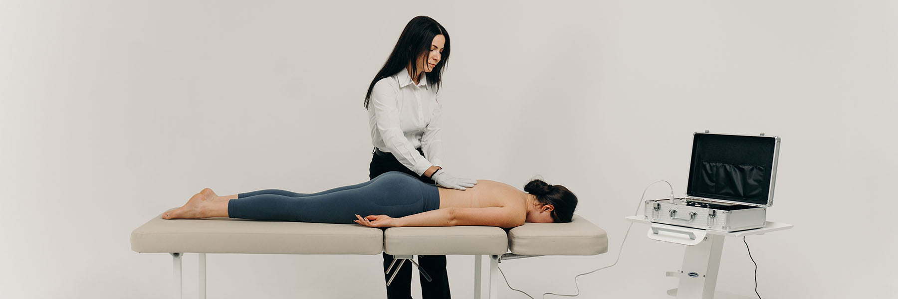 Роликовий апарат Health Time — клієнтка на масажі