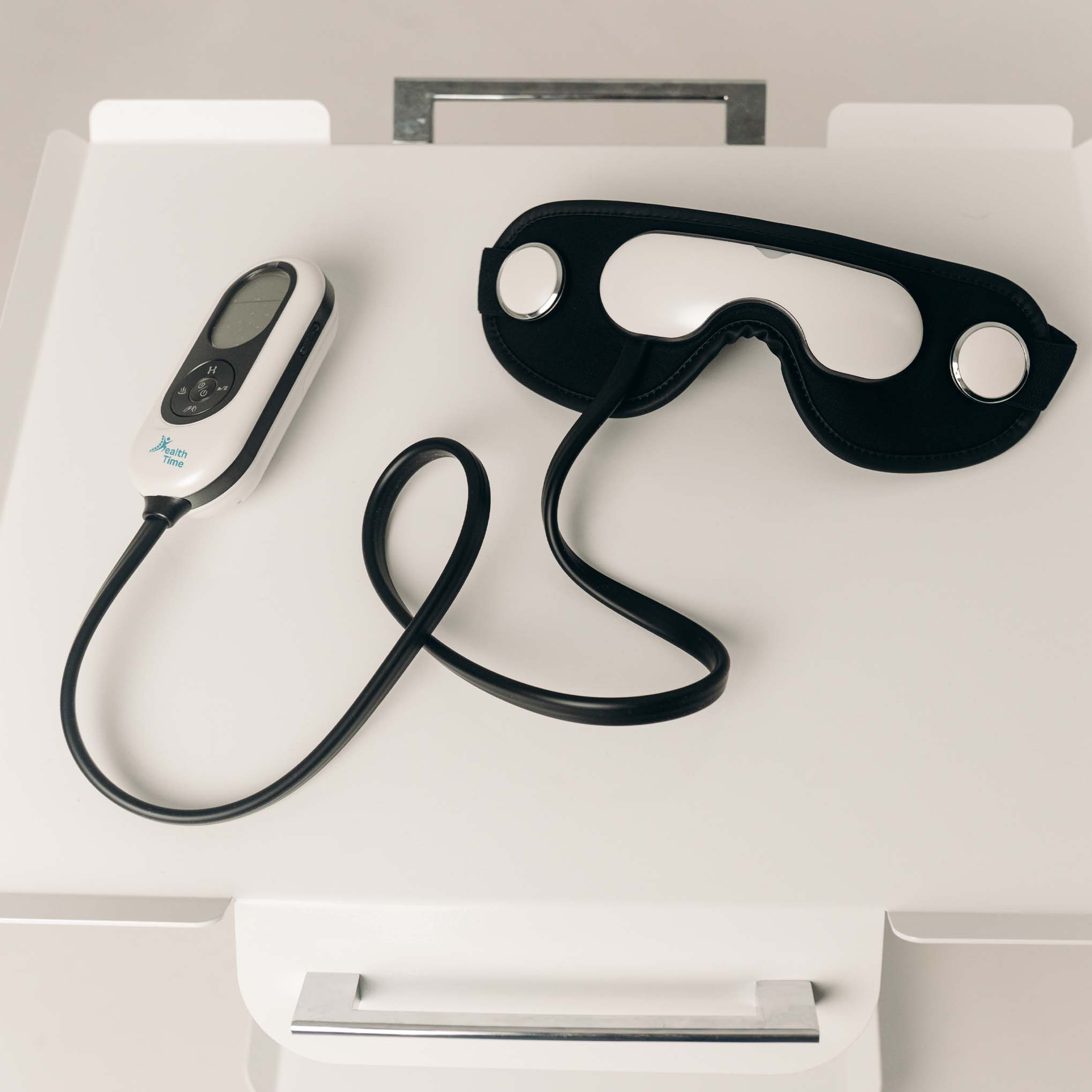 Масажер EyeCare Pro на очах — вигляд спереду з фокусом на конструкцію