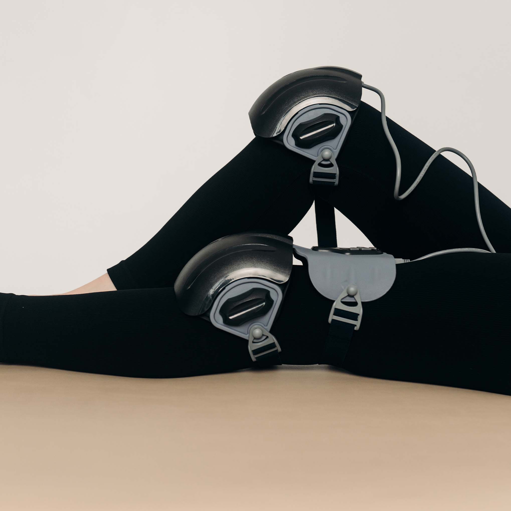 Вигляд масажера KneeThermo+ Vibe збоку з інфрачервоним блоком