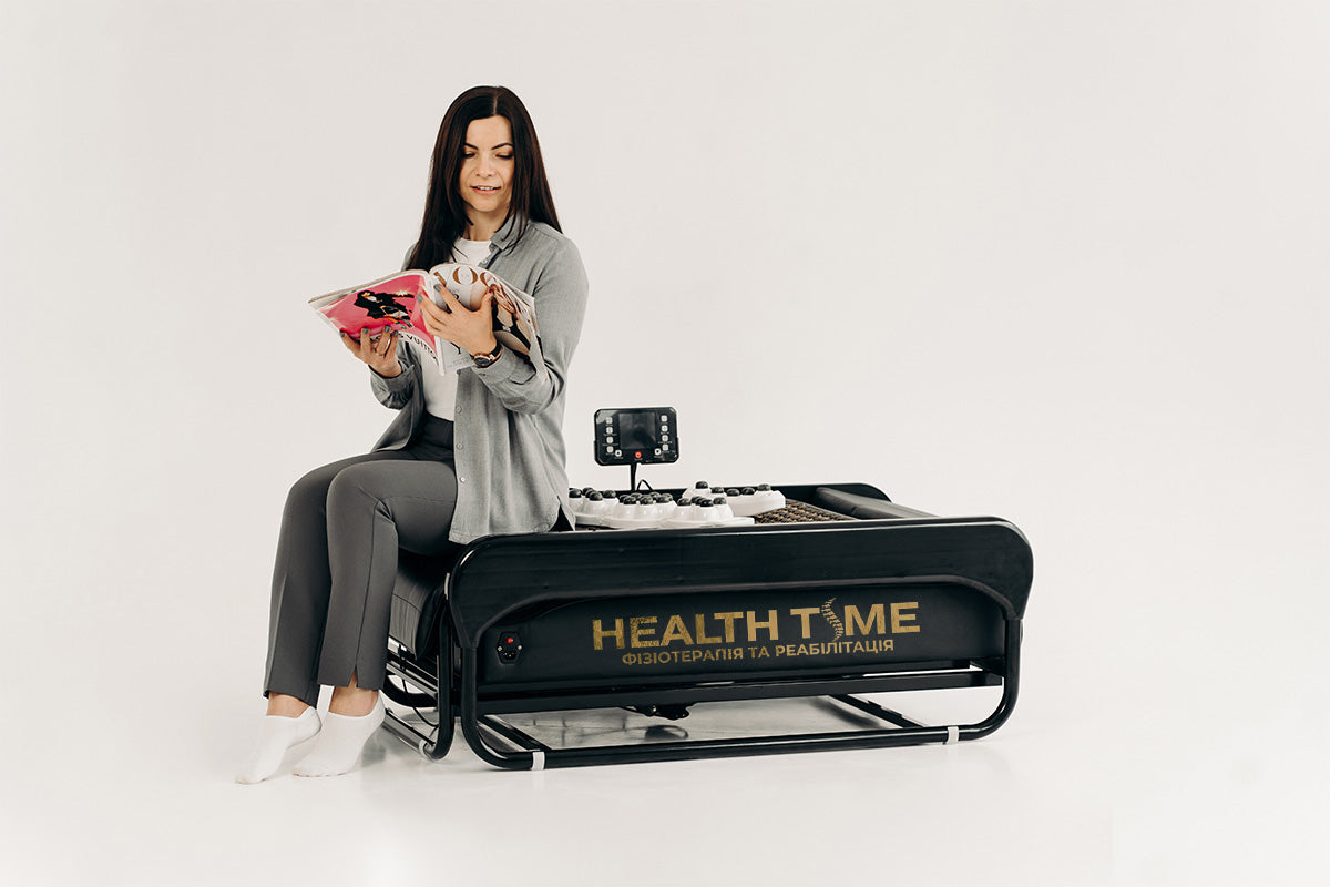 Терапевтка Health Time проводить апаратний масаж