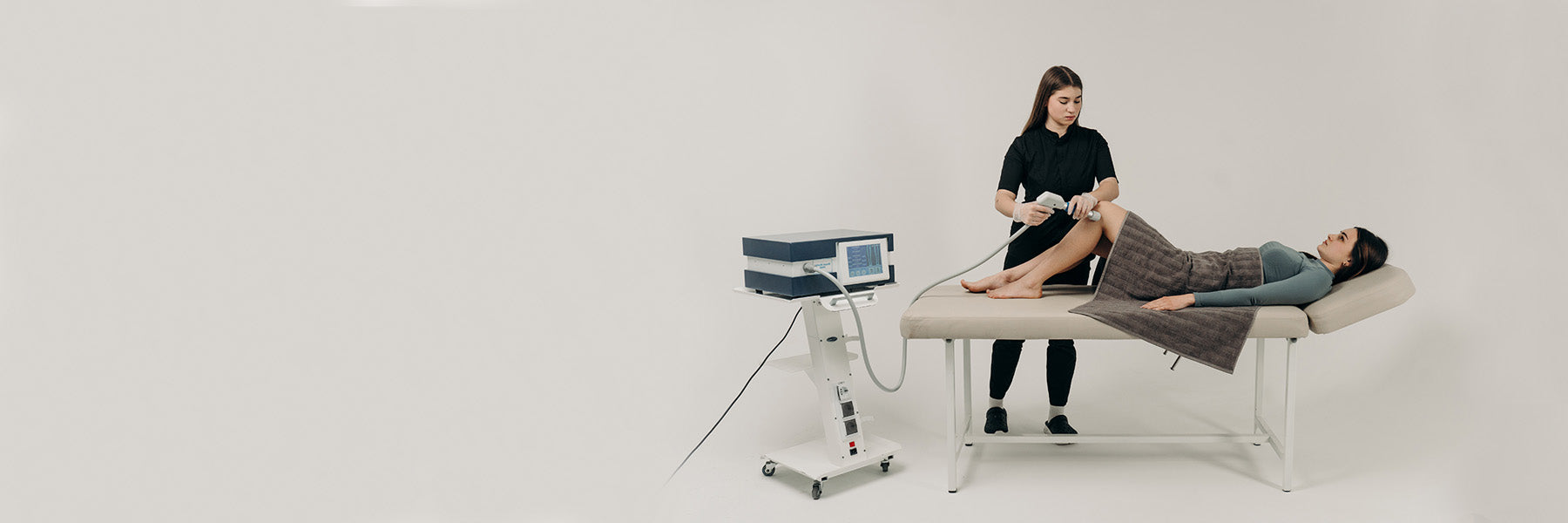 Ударно-хвильова терапія на ногу — пацієнтка проходить процедуру в HealthTime