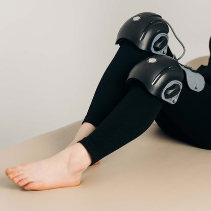 Масажер KneeThermo+ Vibe в дії на колінному суглобі