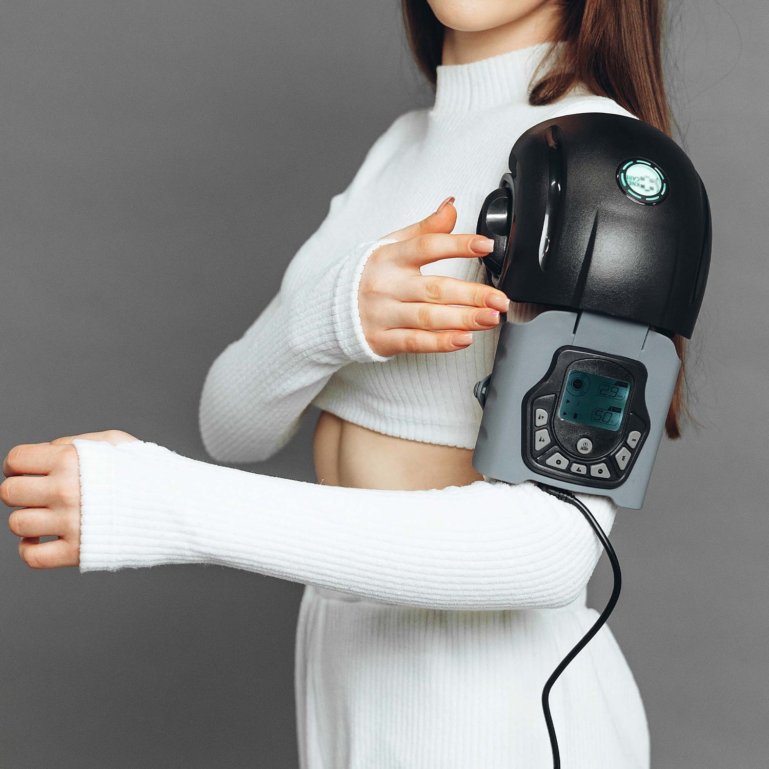 Масажер KneeThermo+ Vibe, закріплений на плечовому суглобі