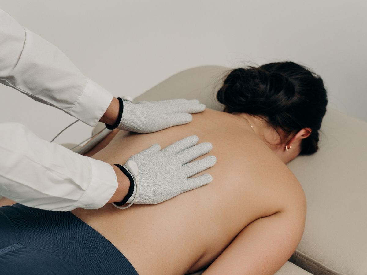 Використання NeuroPulse EMS Pro у мануальній терапії та масажі для зменшення навантаження на спеціаліста
