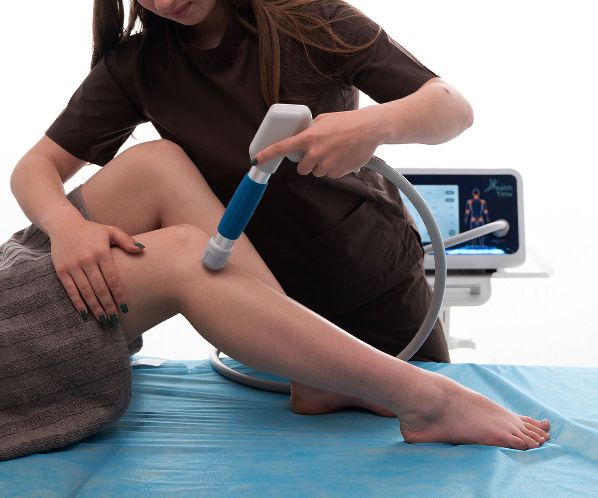 Процедура ударно-хвильової терапії на нозі за допомогою апарата QT1001