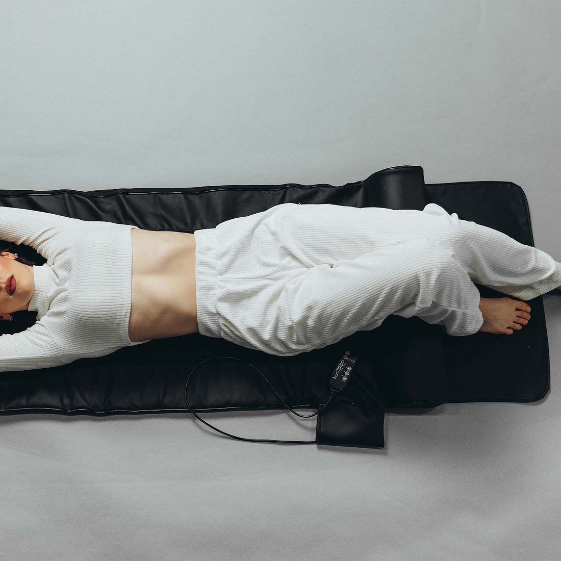 Дівчина повністю розслаблена на SpineLounge Pro під час сеансу