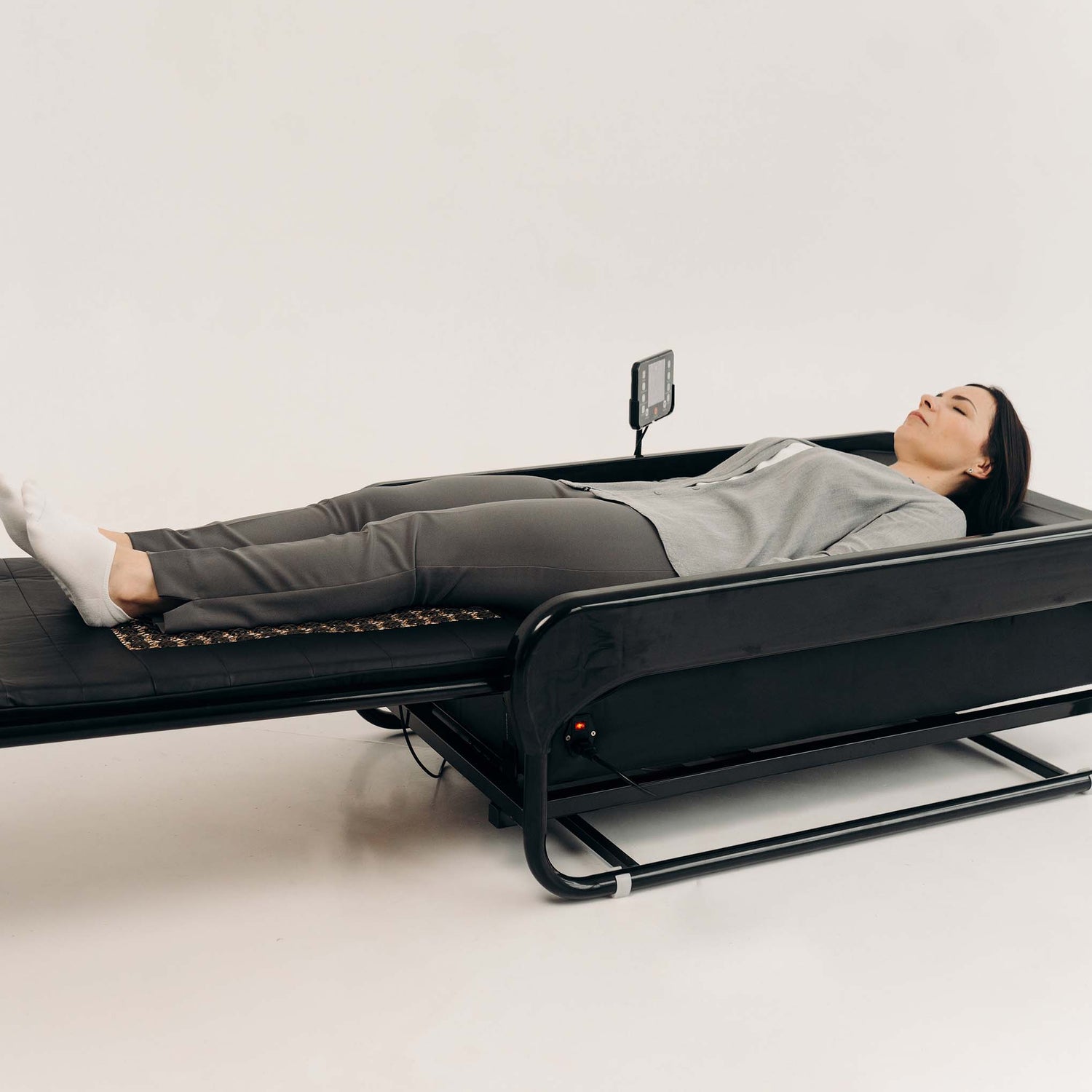 Користувач під час сеансу витяжки на SpineMaster 360 — розслаблення і комфорт