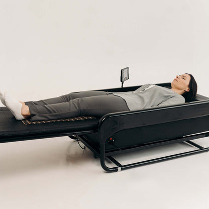 Користувач під час сеансу витяжки на SpineMaster 360 — розслаблення і комфорт